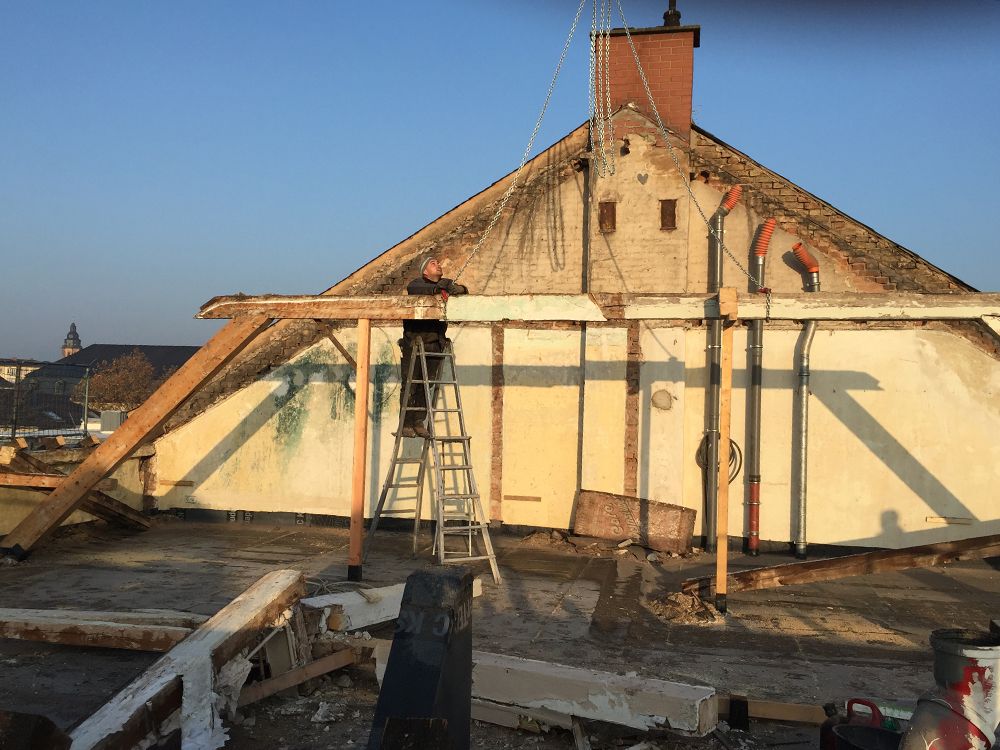 Neuer Dachstuhl auf Bestandsgebäude