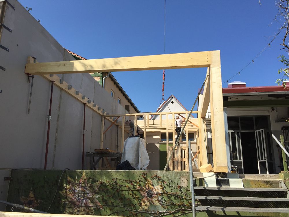 Weinstand mit Aussenverkleidung in Holz 